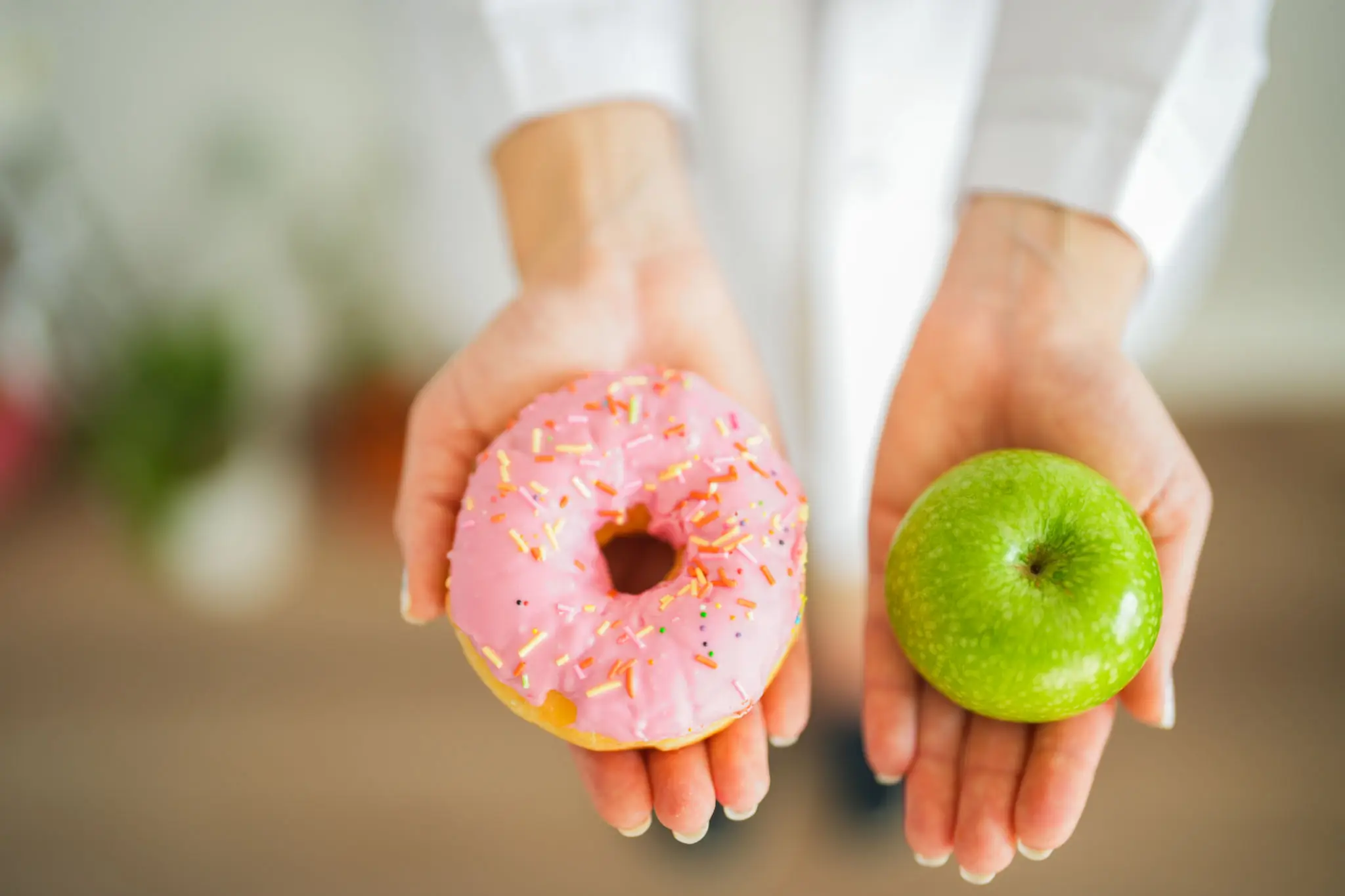 질병예방에 좋은 음식을 소개하기 위해 왼쪽엔 도너츠, 오른쪽엔 사과를 표현